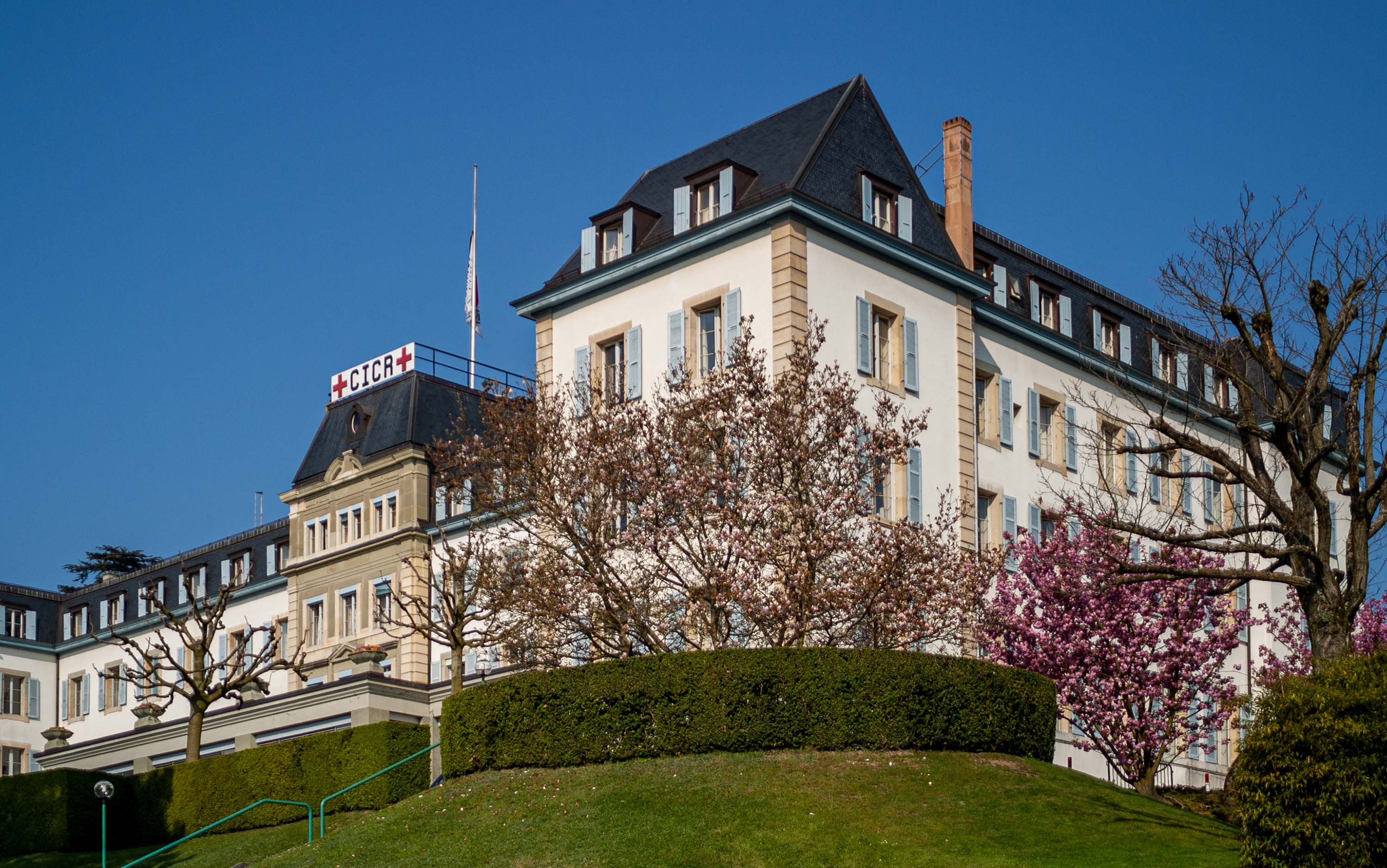 Quartier général du CICR à l'avenue de la paix à Genève, grande villa sur une colline avec parc