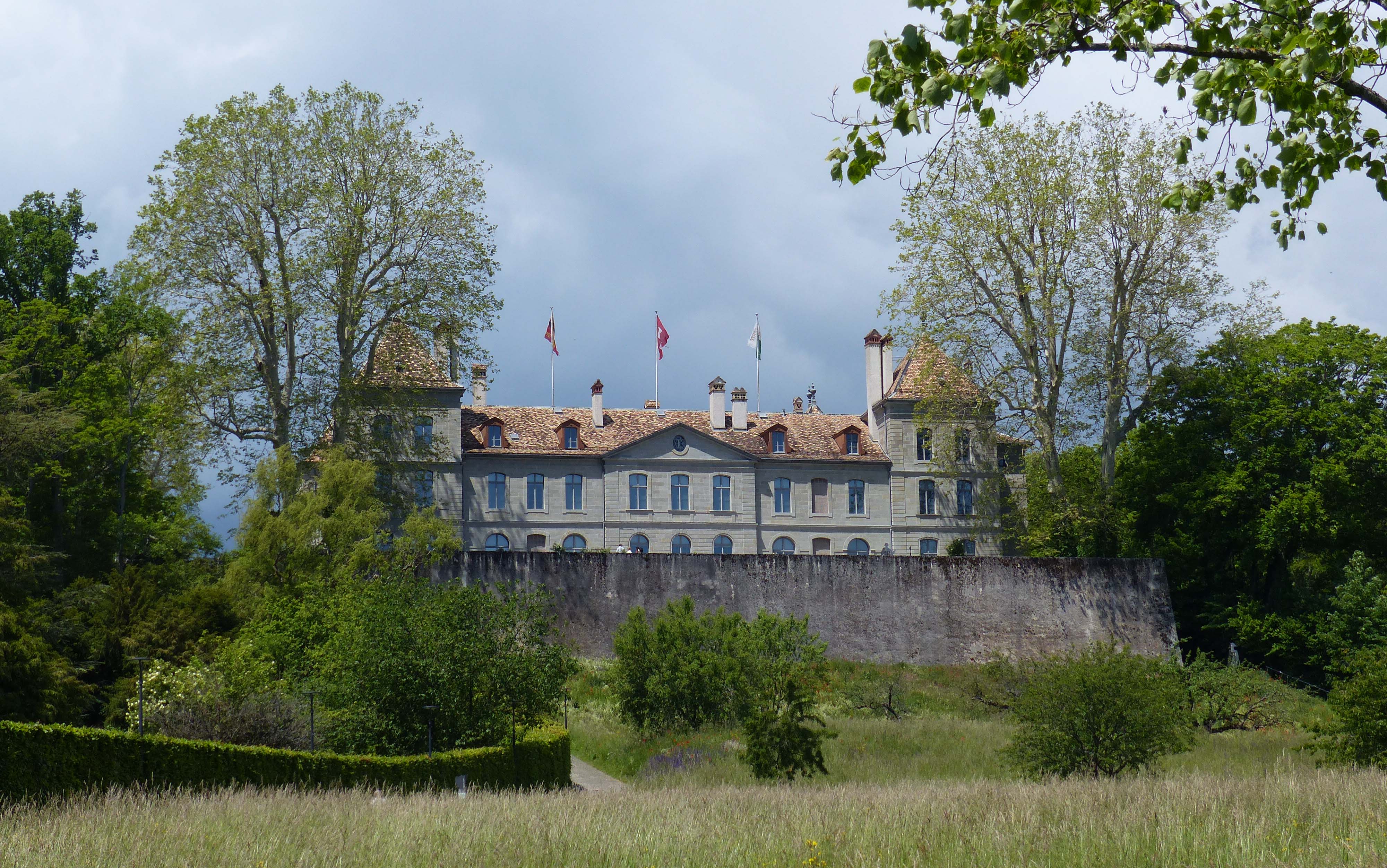Schloss Prangins, das Teil des Schweizerischen Nationalmuseums ist. Von einem Park umgebenes Schloss auf einem Hügel.